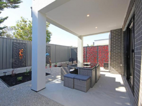 ✿Stylish Townhouse; with King Bed, NBN, Netflix, WIFI